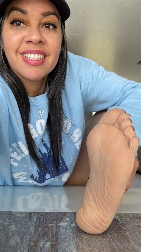 busty feet|Teen Latina feet (u/LLatinagoddess)